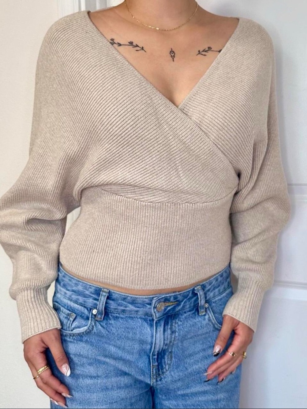 Love Tree Women's Beige V Neck Long Sleeve Sweater. Size Medium